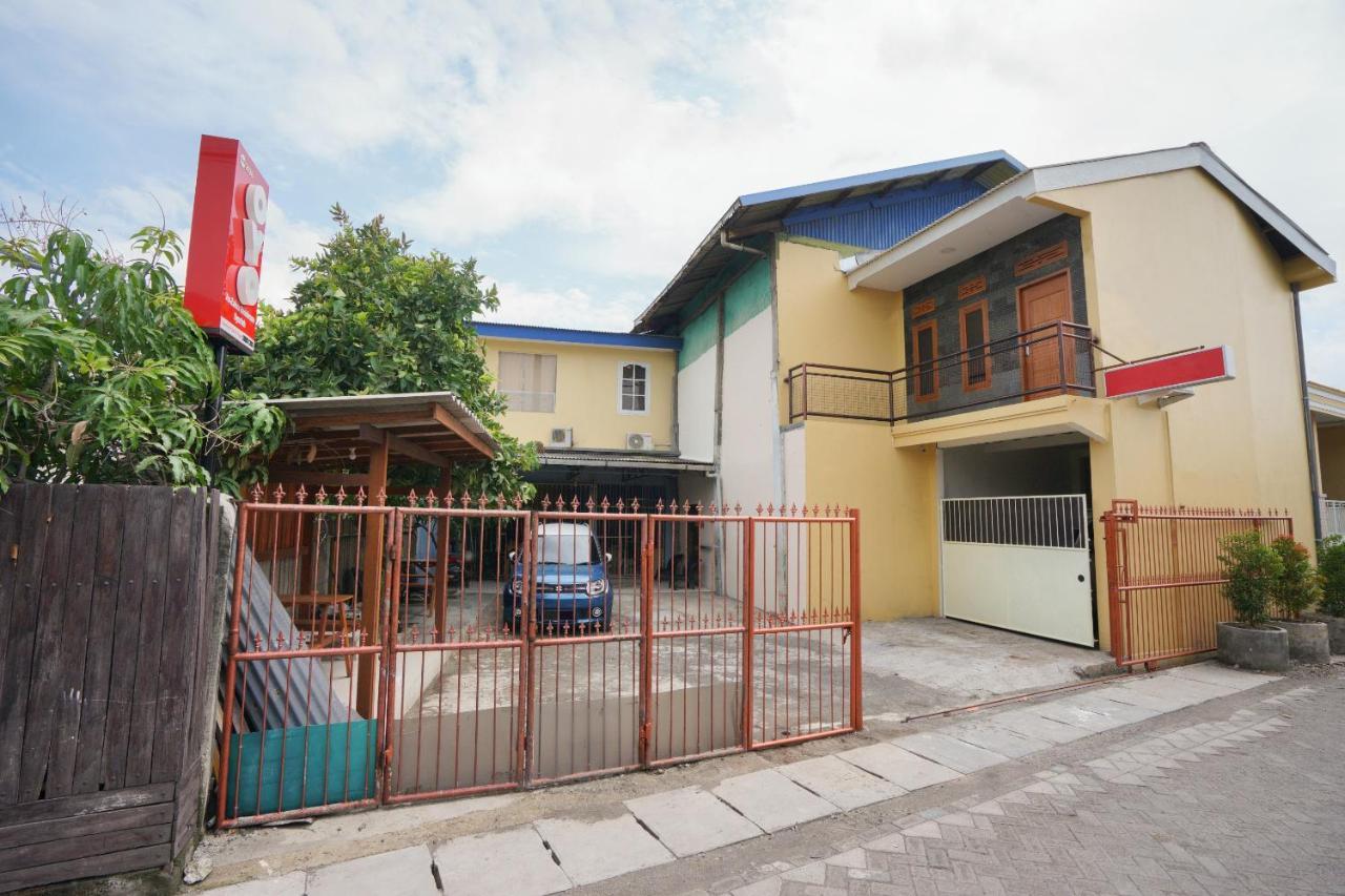 Oyo 2656 Az Zahra Residence Syariah Сурабая Экстерьер фото