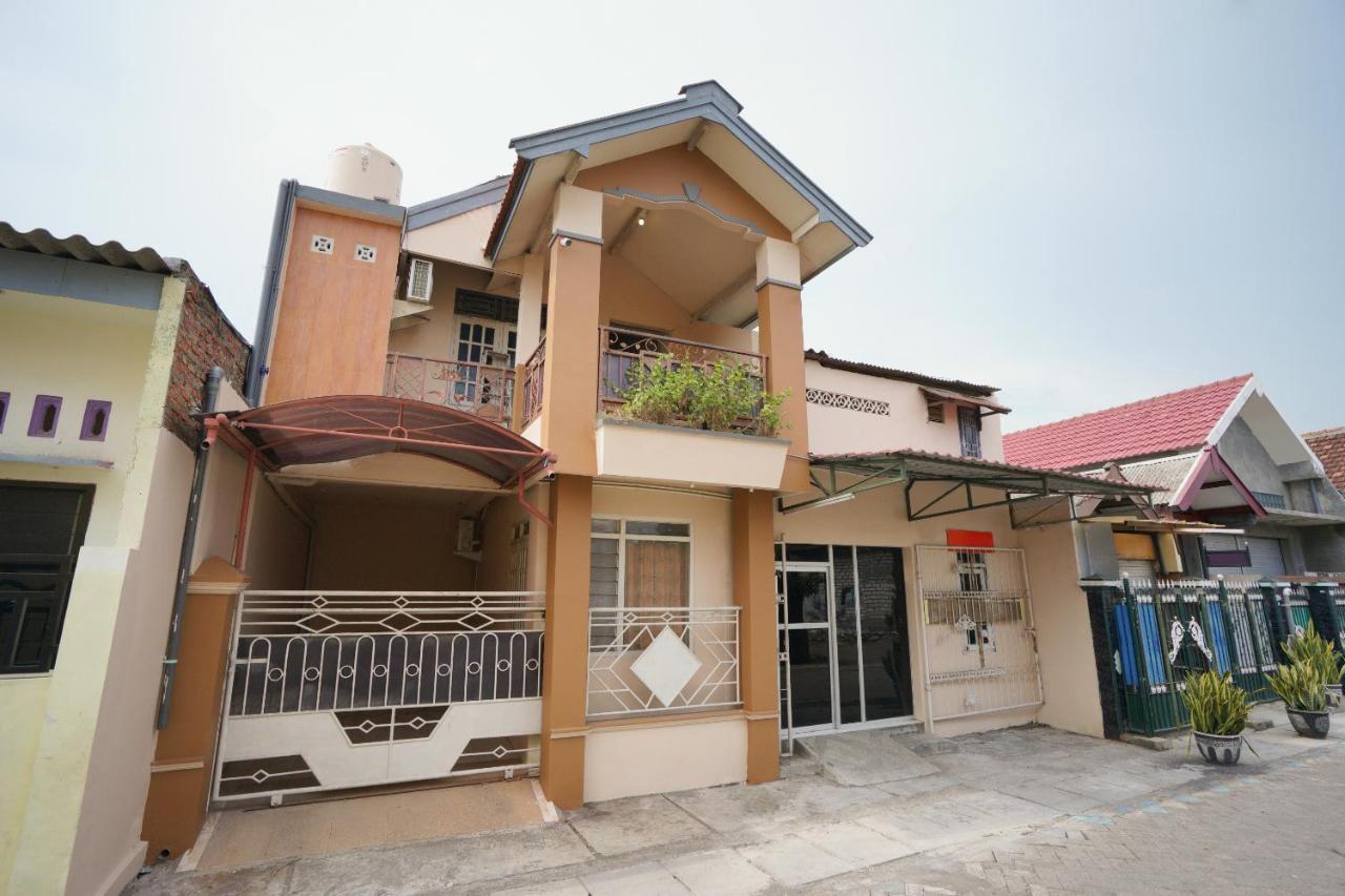 Oyo 2656 Az Zahra Residence Syariah Сурабая Экстерьер фото